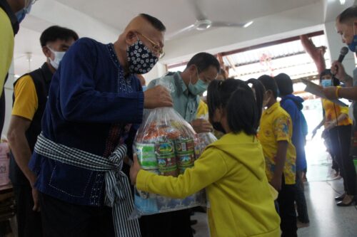ผวจ.ยโสธร มอบชุดเครื่องอุปโภคบริโภค ตามโครงการ “กำลังใจ มอบของใช้ สู้ภัยโควิด”