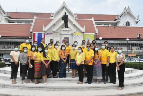 ไหว้พระสักการะบูชาสิ่งศักดิ์สิทธิ์ พร้อมทั้ง มอบของที่ระลึก
