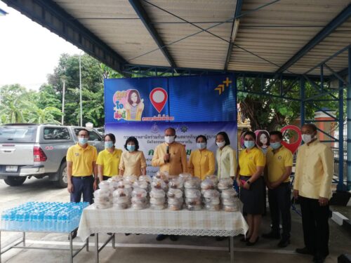 พมจ.ยโสธร ร่วมมอบอาหารกลางวัน”ครัวปันอิ่ม” เพื่อช่วยเหลือผู้ประสบภัย COVID – 19