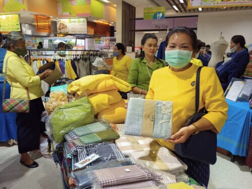โครงการประกวดผ้าสืบสาน อนุรักษ์ศิลป์ผ้าถิ่นไทยดำรงไว้ในแผ่นดิน จังหวัดยโสธร ประจำปี 2563 และ โครงการพัฒนายกระดับผ้าทออีสานสู่สากล กิจกรรมที่ 2.2 ยกระดับ ผลิตภัณฑ์ของกลุ่ม และเครือข่าย