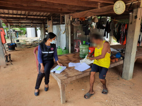 พมจ.ยโสธร ลงพื้นที่สอบข้อเท็จจริงผู้พิการที่มีสิทธิได้รับเงินเยียวยากลุ่มเปราะบาง ตามมติคณะรัฐมนตรีเบิกจ่าย  เงินเยียวยา จำนวน 3,000