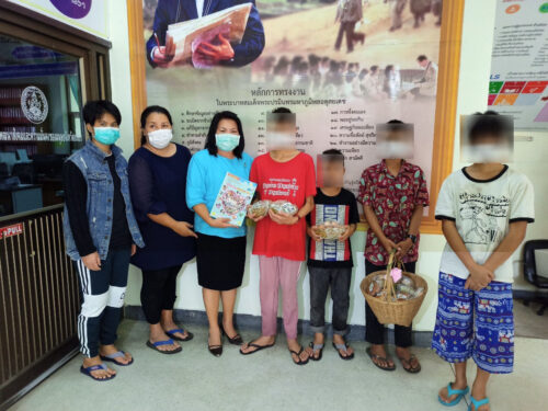 พมจ.ยโสธร ต้อนรับเจ้าหน้าที่และเด็กในมูลนิธิสุธาสุนี น้อยอินทร์ ที่นำขนมและไข่ มามอบให้เจ้าหน้าที่ในสำนักงาน