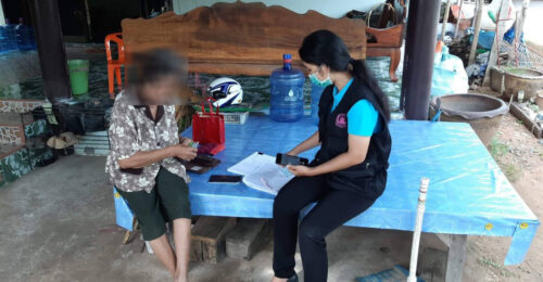 พมจ.ยโสธร ลงพื้นที่สอบข้อเท็จจริงผู้พิการที่มีสิทธิได้รับเงินเยียวยากลุ่มเปราะบาง   ตามมติคณะรัฐมนตรีเบิกจ่ายเงินเยียวยา จำนวน 3,000 บาท