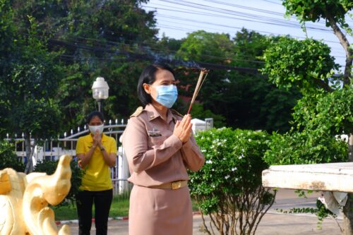 พมจ.ยโสธร พร้อมด้วยข้าราชการ และหน้าที่ในสำนักงาน ไหว้พระสักการะบูชาสิ่งศักดิ์สิทธิ์ในศาลากลางจังหวัดยโสธร