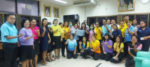 นางสาววีรินท์  นิตย์สุวรรณ พัฒนาสังคมและความมั่นคงของมนุษย์จังหวัดยโสธร  พร้อมด้วยข้าราชการและพนักงานในสำนักงาน ร่วมแสดงความยินดีกับ นางนิภา คงเพชร