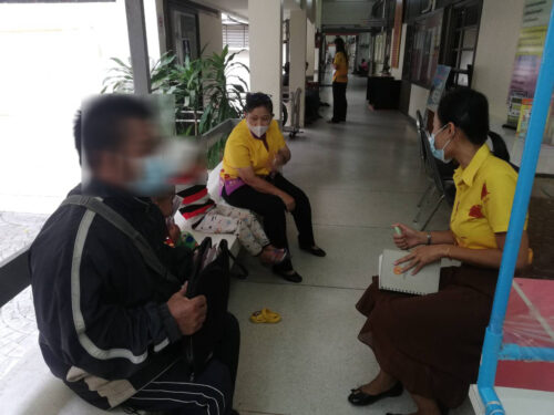พมจ.ยโสธร นำส่งผู้ประสบปัญหาทางสังคม กรณี เด็กป่วยเป็นโรคมะเร็งที่ดวงตา รักษาตัวที่ รพ.รามาธิบดีกรุงเทพมหานคร เข้ารับการพิจารณาเป็นผู้ป่วยในพระบรมราชานุเคราะห์ในโครงการหน่วยแพทย์เคลื่อนที่ พอ.สว.