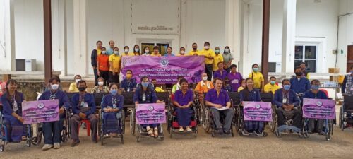 พมจ.ยโสธร ร่วมกับภาคีเครือข่าย องค์กรคนพิการมอบรถวิลแชร์แก่คนพิการและผู้สูงอายุ
