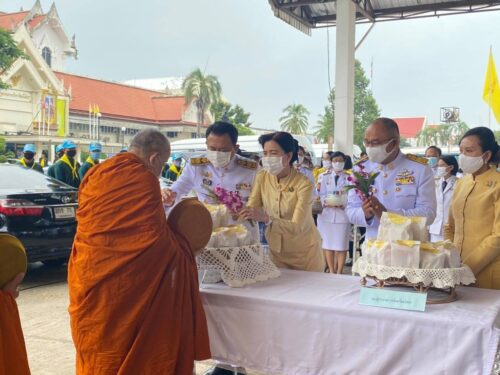 พมจ.ยโสธร ร่วมทำบุญตักบาตรถวายพระราชกุศลเนื่องในวันคล้ายวันสวรรคต พระบาทสมเด็จพระบรมชนกาธิเบศร มหาภูมิพลอดุลยเดชมหาราช บรมนาถบพิตร