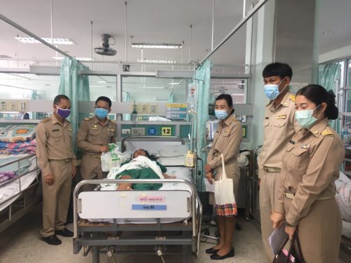 เข้าเยี่ยมเด็กซึ่งประสบอุบัติเหตุรถโรงเรียนพลิกคว่ำ เข้ารับการรักษาที่โรงพยาบาลยโสธร