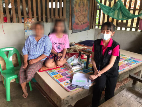 เข้าเยี่ยมเด็กซึ่งประสบอุบัติเหตุรถโรงเรียนพลิกคว่ำ