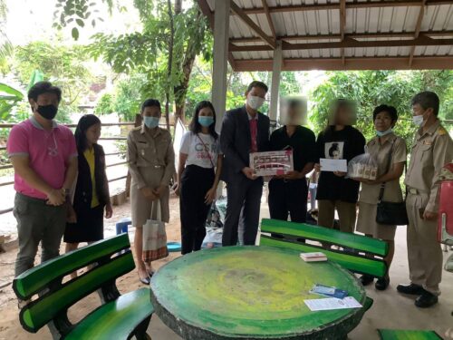 เข้าเยี่ยมบ้านเด็กซึ่งประสบอุบัติเหตุรถโรงเรียนพลิกคว่ำ โดยได้ให้กำลังใจและแนะนำสวัสดิการด้านสังคม ของกระทรวง พม.