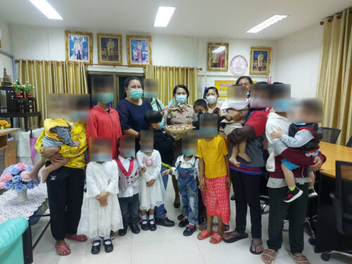 เจ้าหน้าที่และเด็กในบ้านโฮมฮัก มูลนิธิสุธาสินี น้อยอินทร์ เพื่อเด็กและเยาวชน ร่วมแสดงความยินดีกับพมจ.ยโสธร คนใหม่