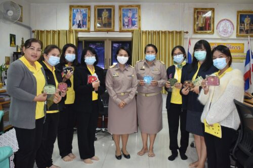 พมจ.ยโสธร มอบของขวัญปีใหม่ให้กับเจ้าหน้าที่ในสำนักงานฯ เพื่อสร้างขวัญและกำลังใจในการทำงาน  ประจำปีงบประมาณ 2564