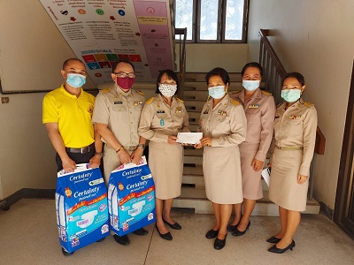 รับมอบผ้าอ้อมสำเร็จรูปสำหรับผู้ใหญ่ และเงินจำนวน 9,000.- บาท