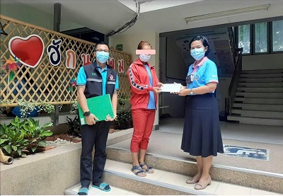 พมจ.ยโสธร มอบเงินช่วยเหลือค่าพาหนะกลับภูมิลำเนา
