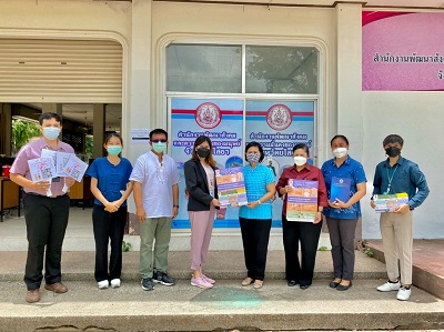 รับมอบสื่อประชาสัมพันธ์การขออนุญาต / ขึ้นทะเบียน กิจการดูแลผู้สูงอายุ และผู้มีภาวะพึ่งพิง จากเจ้าหน้าที่ศูนย์สนับสนุนบริการสุขภาพ