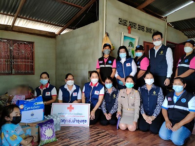 พม.ยโสธร ลงพื้นที่ร่วมกับ เหล่ากาชาดจังหวัดยโสธร ชมรมแม่บ้านมหาดไทยจังหวัดยโสธร  อสม. และผู้นำชุมชน เพื่อมอบเครื่องอุปโภคบริโภค ให้แก่ผู้พิการป่วยเรื้อรัง