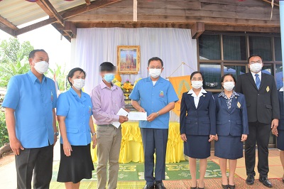 ผู้ว่าฯยโสธร นำทีมคณะกรรมการมูลนิธิราชประชานุมอบเงินพระราชทานเพื่อช่วยเหลือครอบครัวผู้เสียชีวิตจากภัยฟ้าผ่า จากมูลนิธิราชประชานุเคราะห์ ในพระบรมราชูปถัมภ์