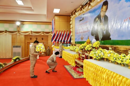 ร่วมพิธีวางพานพุ่มดอกไม้สดถวายราชสักการะ น้อมรำลึกในพระมหากรุณาธิคุณ พระบาทสมเด็จพระบรมชนกาธิเบศร มหาภูมิพลอดุลยเดชมหาราช บรมนาถบพิตร