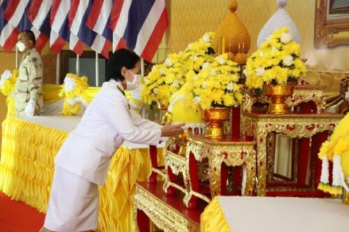 ร่วมพิธีถวายพานพุ่มดอกไม้และพิธีถวายบังคม เนื่องในวันคล้าย วันพระราชสมภพพระบาทสมเด็จพระบรมชนกาธิเบศร มหาภูมิพลอดุลยเดชมหาราช บรมนาถบพิตร